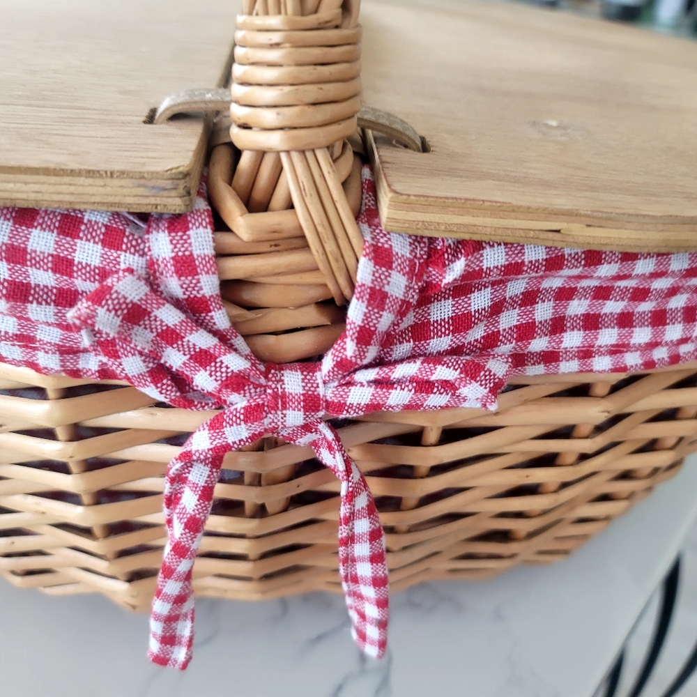 ​Picnic Time Wicker Picnic Basket Vintage  Red & White Gingham Liner Cottagecore - Picture 16 of 16